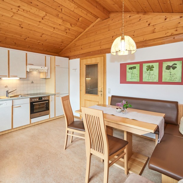 Gemütliche Wohnküche mit Küchenzeile und Esstisch in der 64 m² großen Ferienwohnung