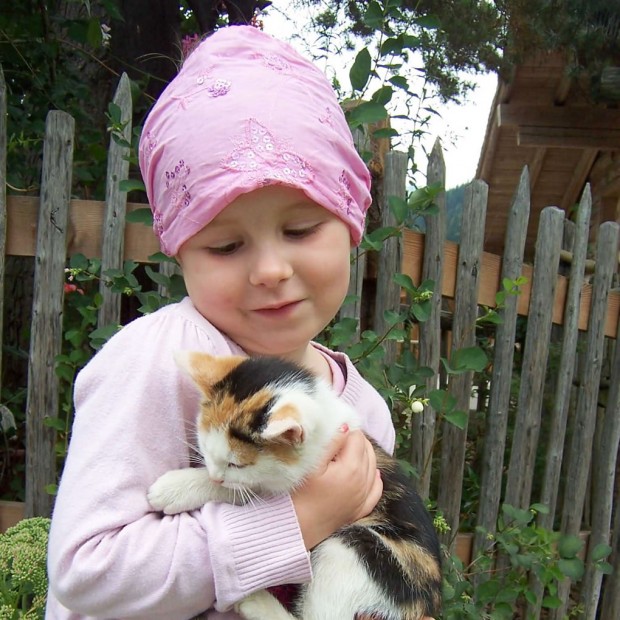 Kleines Mädchen mit jungem Kätzchen