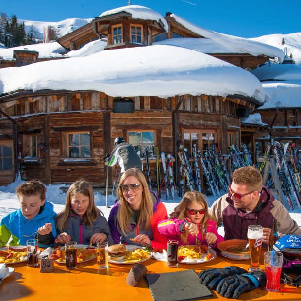 Familie rastet auf der Skihütte © Tourismusverband Großarltal